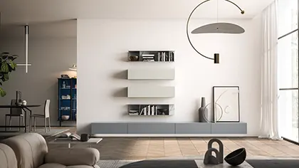 Soggiorno elegante con grande finestra e libreria ben fornita.