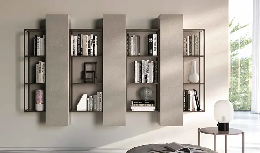 Libreria Grafic©Orme Design, libreria sospesa in metallo brunito con ripiani in laccato opaco Ortensia. Pensili in laccato opaco Piuma con ante in cemento Pietra..