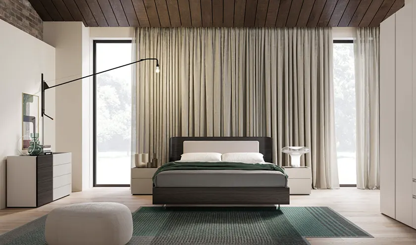 Composizione letto Aura con pannello imbottito, giroletto in materico Carbone e piede in plexiglass. Comodini e comò mod.Blocco in materico Carbone e laccato opaco Sabbia, Orme Design programma notte