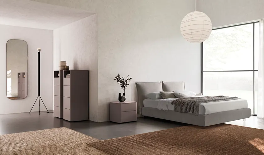 Composizione letto Alissa imbottito con giroletto Sigma imbottito in tessuto. Elementi gruppo Lovi in laccato opaco Ortensia, Orme Design programma notte