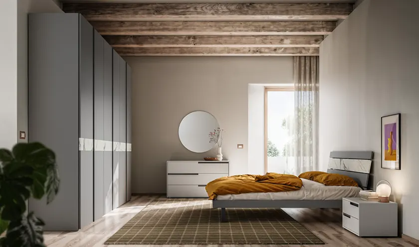 Composizione letto Sogno con giroletto Iota, Gruppo Aida, armadio battente Lena in Grigio e Marmo Apuano con maniglia brunita, Orme Design programma notte Light