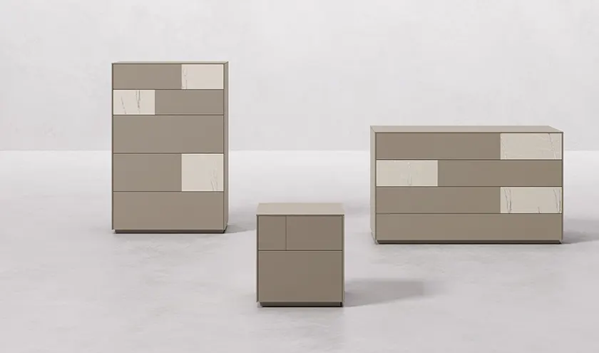 Gruppo comò, comodini e settimanale Klee in melaminico Tortora con particolari in melaminico marmo Tenerè, Orme