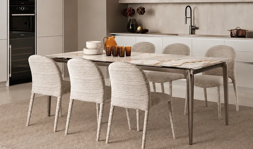 Tavolo allungabile modello Rail - Top ceramica su vetro, struttura in alluminio verniciato,Stones.