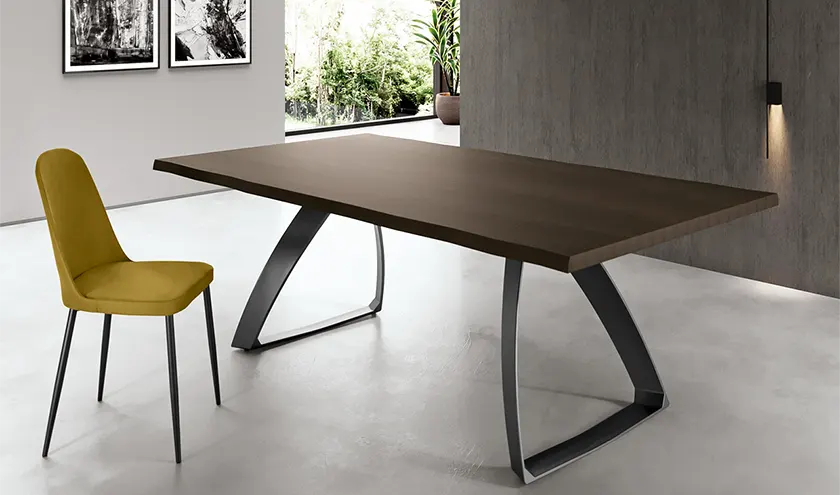 Tavolo rettangolare fisso modello Bridge top in rovere e struttura iun metallo verniciato.